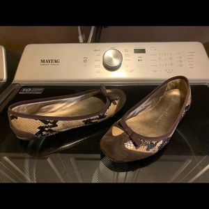 Sz 8.5 juicy couture snake skin look ballet flats